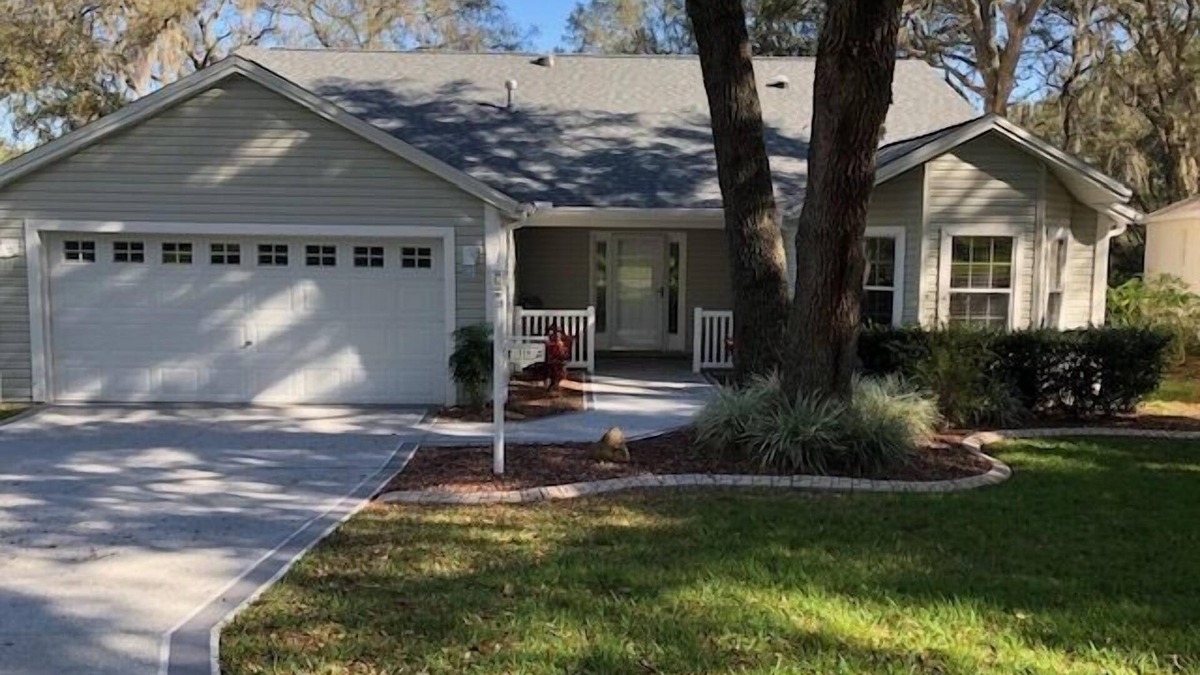 Lady Lake House | RENT THIS LOVELY SPACIOUS HOME IN THE VILLAGES SURROUNDED BY LOTS OF TREES