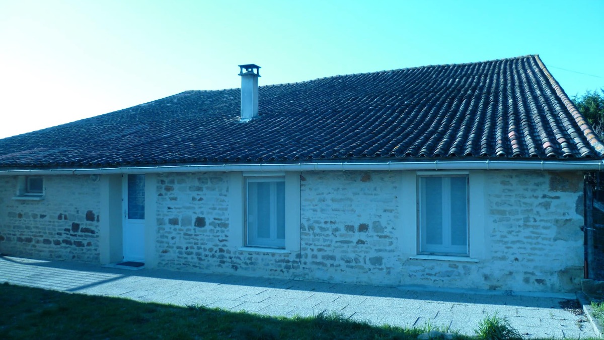 Villefagnan House | Rental country house not overlooked with private enclosed garden parking