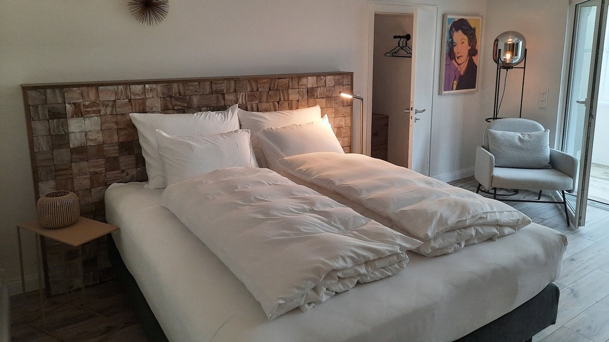 Neheim Apartment | Rental-Exclusive-Private Bathroom-Garden view