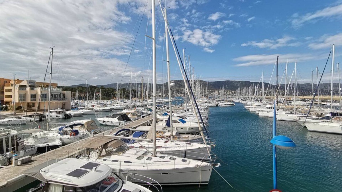 La Faviere Apartment | Rental of a 2 rooms apartment, for up to 4 persons, in a residence with a pool, in the La.