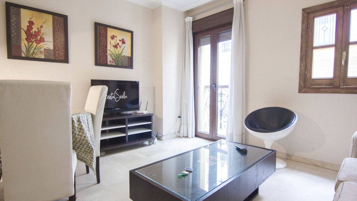 San Bartolome Apartment | RentalSevilla Bright Apartment in Santa Cruz Neighborhood