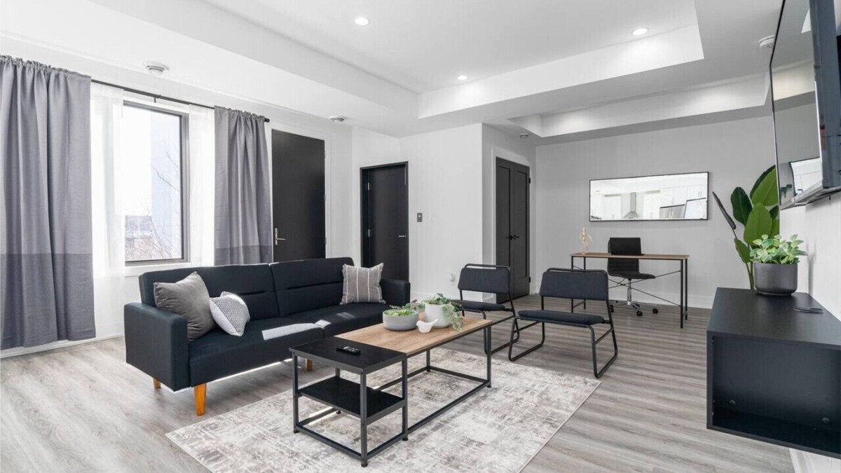 Downtown London House | RentX|8Bed/8Bath/DowntownLondon/Parking/Wi-Fi