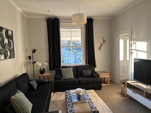 Nelson South House | RENWICK IN THE CITY NELSON, 10min easy walk to City Centre, 4min drive to Hospital, 13min drive to Airport, full kitchen, fast fibre wifi, quiet street, dog friendly