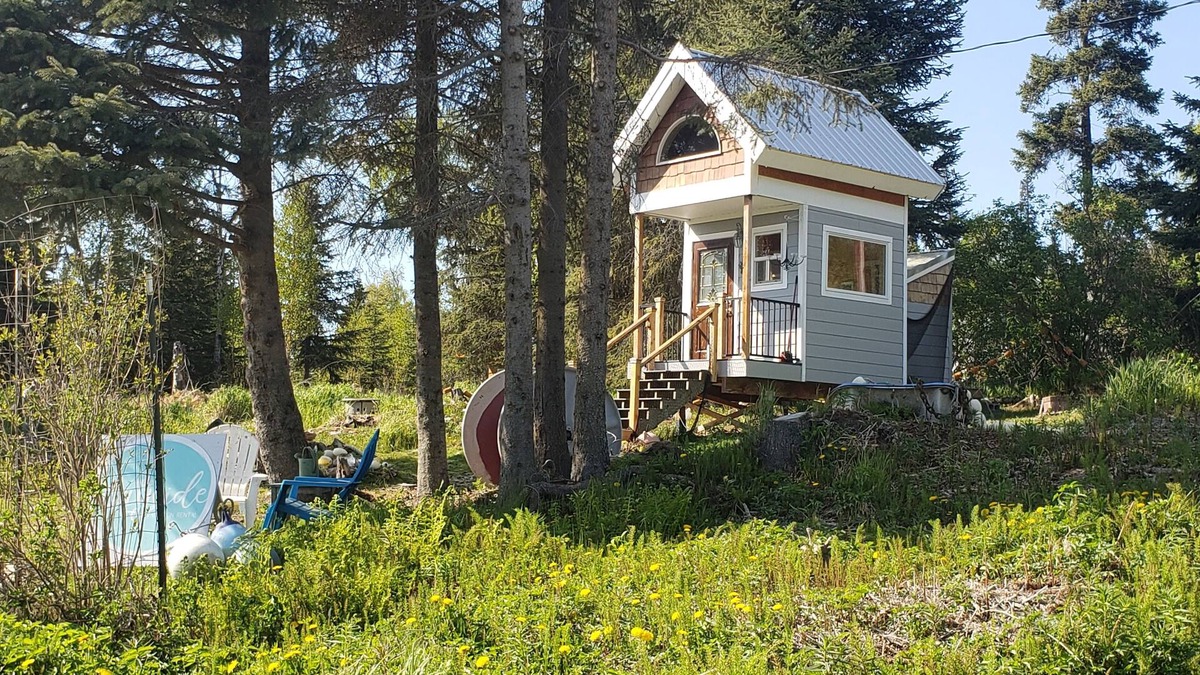 Fritz Creek Cabin | Repurposed Playhouse with room for 2!