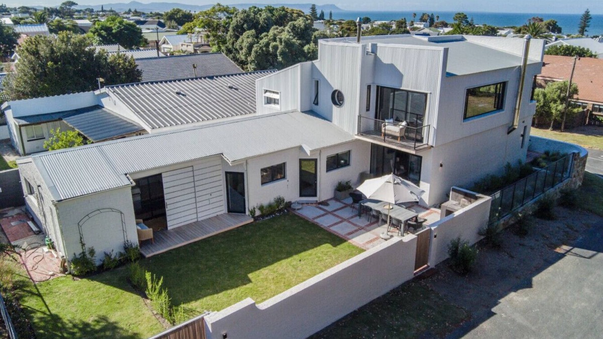 Voelklip House | Reservoir House | Elegant design | Easy living!