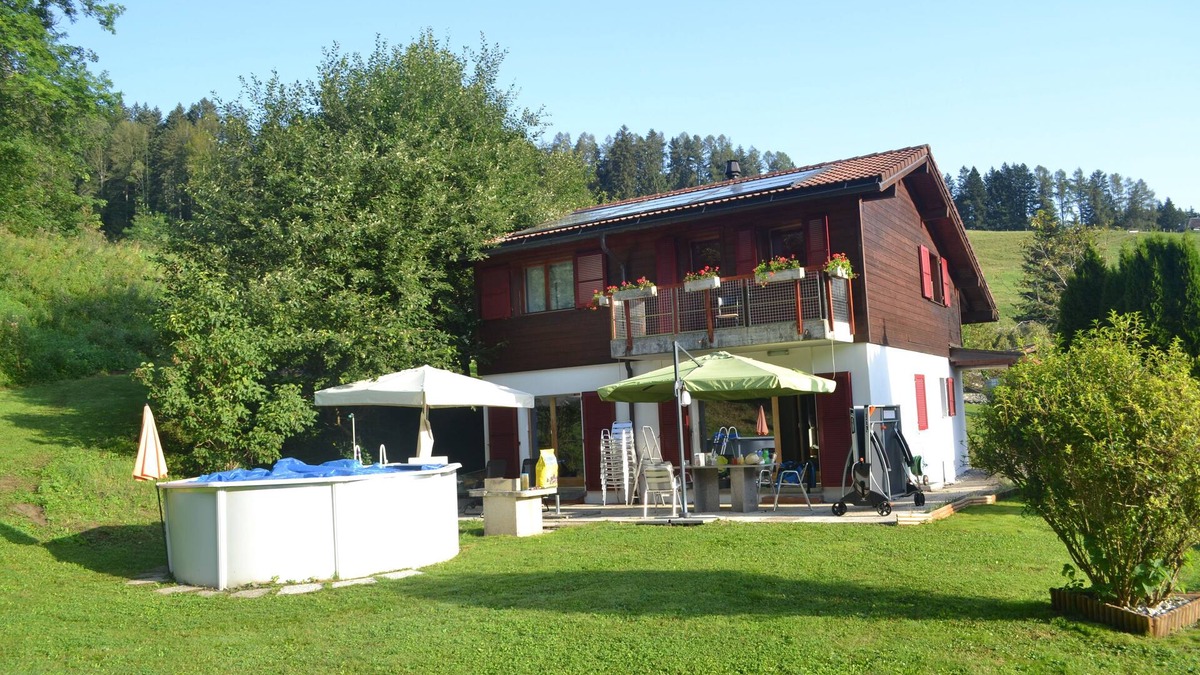 Enney Villa | Residence des Papaillons in the center of Gruyère in a holiday region.