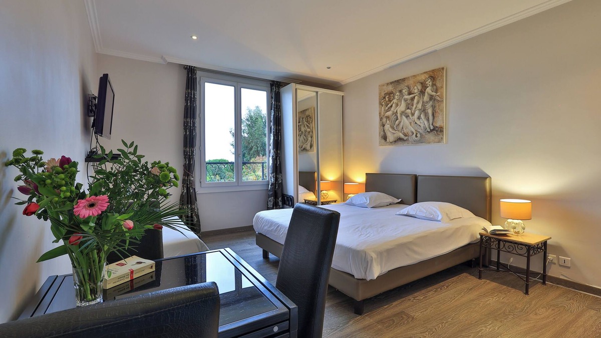 Juan-les-Pins House | Residence Emeraude