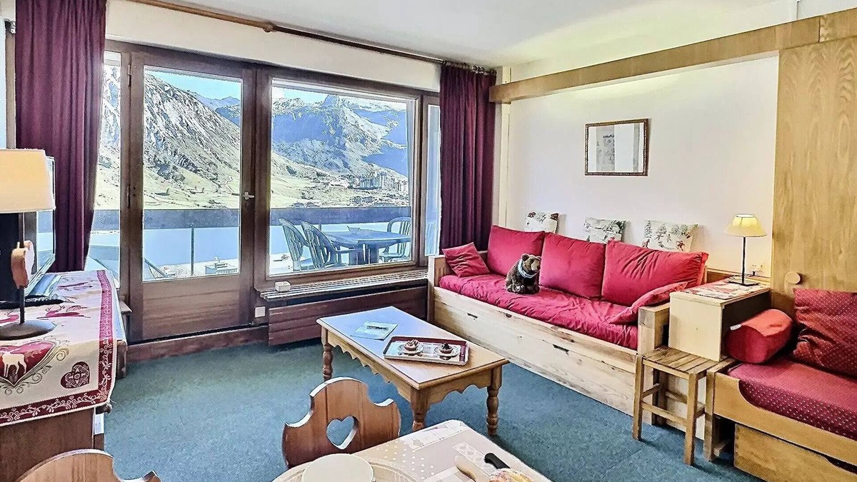 Tignes le Lac Apartment | Residence Le Bec Rouge - Studio 4 people in Tignes ski to the feet and close to shops in the Lake area. Stunning views of the lake.