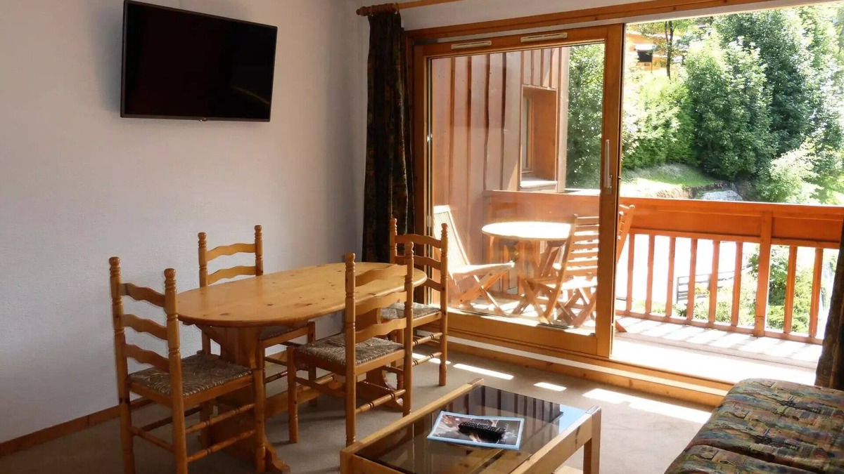 Meribel Centre Apartment | Residence Le Cristal - Apartment 2 rooms 4 people located in Méribel center with outdoor pool and close to shops