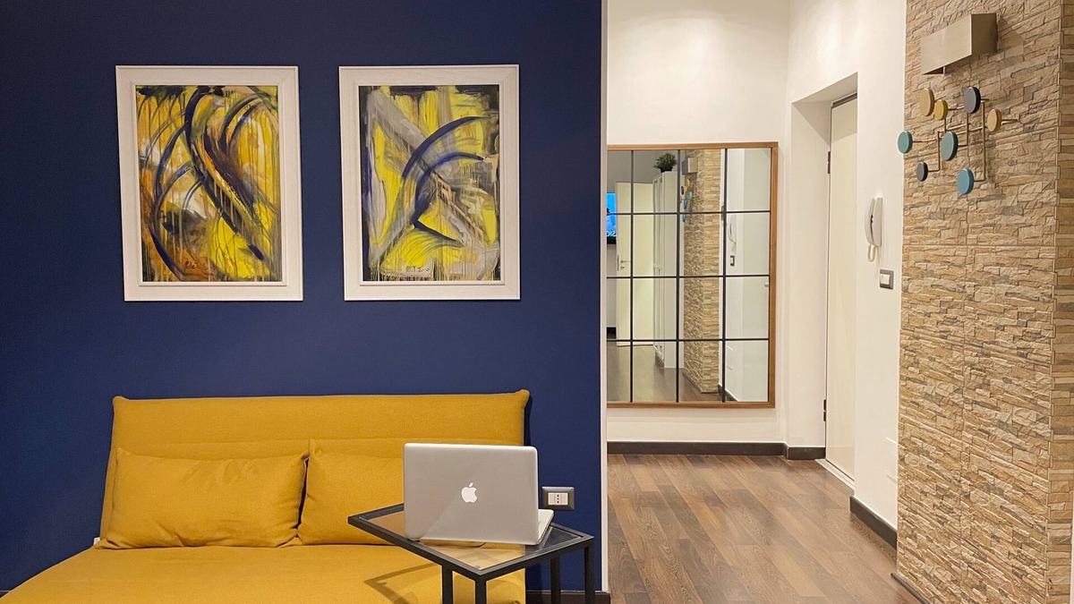 Quartieri Settecenteschi Apartment | Residence Petrone a luxury apartment in the city center.