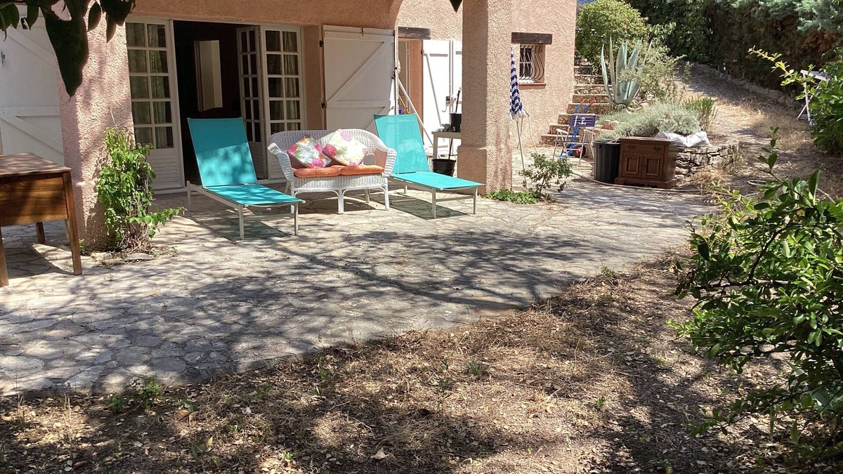 Boulouris-sur-Mer Apartment | Residential area Garden level of villa, beach on foot!
