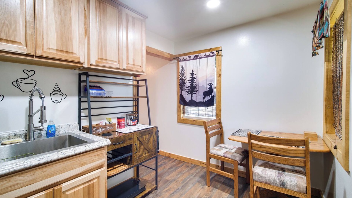 Chiloquin Apartment | Resort Cabin on the River ~ 21 Mi to Crater Lake!