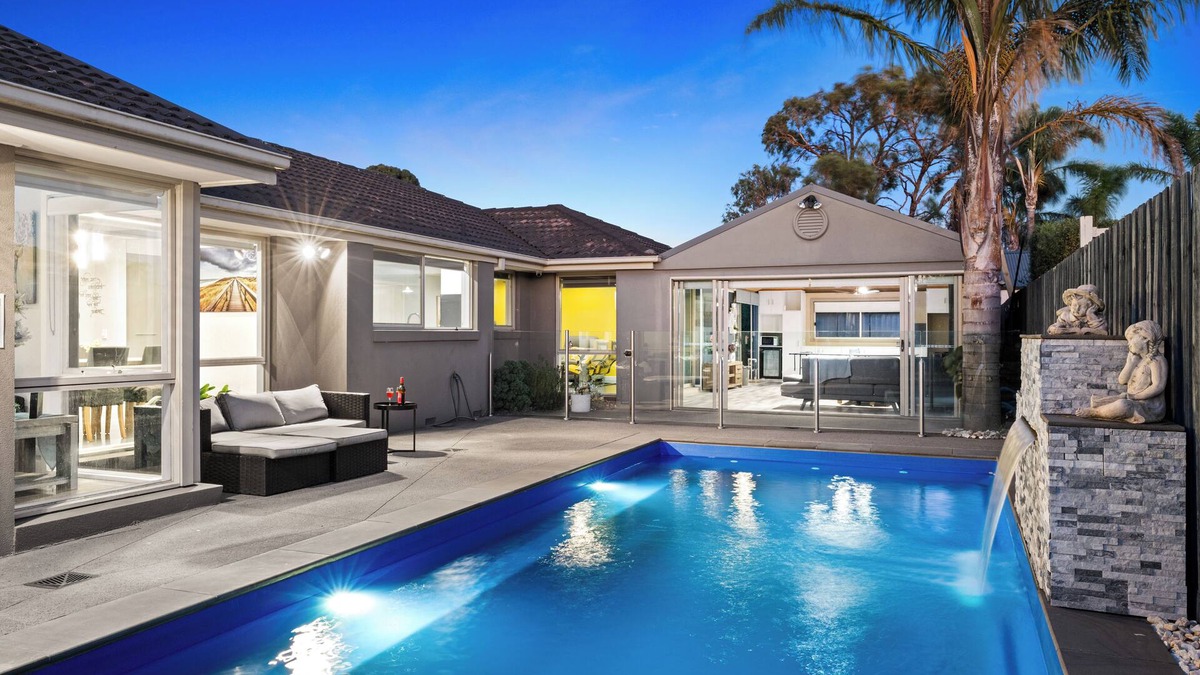 Pakenham House | Resort Experience: Pool, BBQ, Games with lots of space and fun in Pakenham
