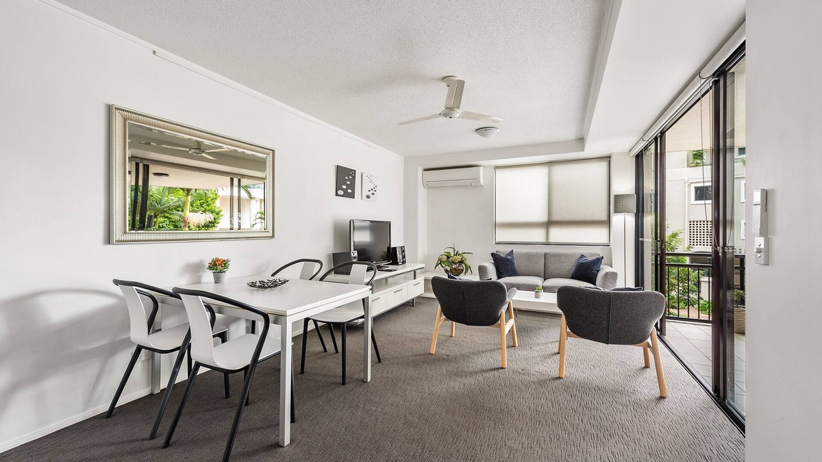 Kangaroo Point Apartment | Resort Living < 10mins CBD ~ 2Bed/2Bath/1Car