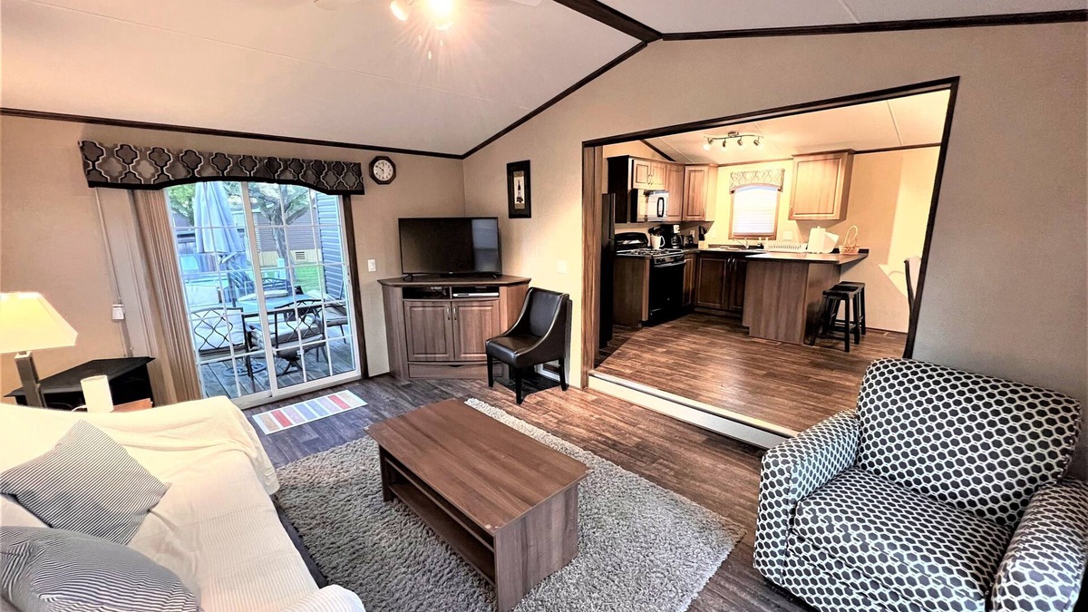Niagara-on-the-Lake Cottage | Resort near wineries, river, trails! Large Pool!