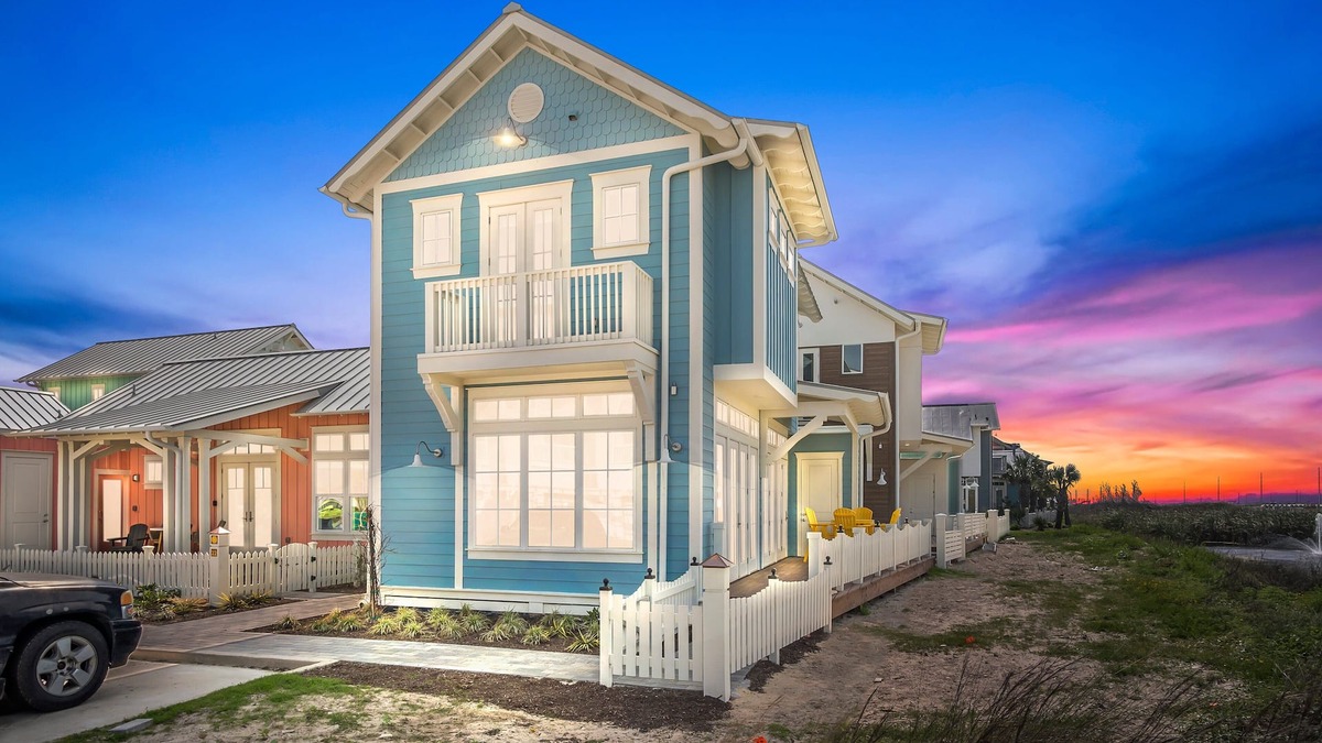 Port Aransas Cabin | Resort Pools, Pet Friendly, Golf Cart Boardwalk to the Beach