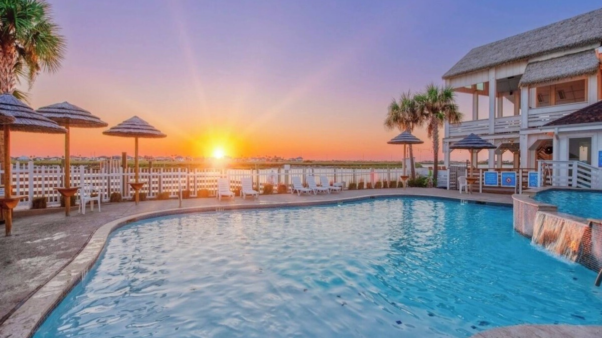 Corpus Christi Condo | Resort poolside condo, walk to beach! Fishing, splashpad, & pickle ball! Pets ok