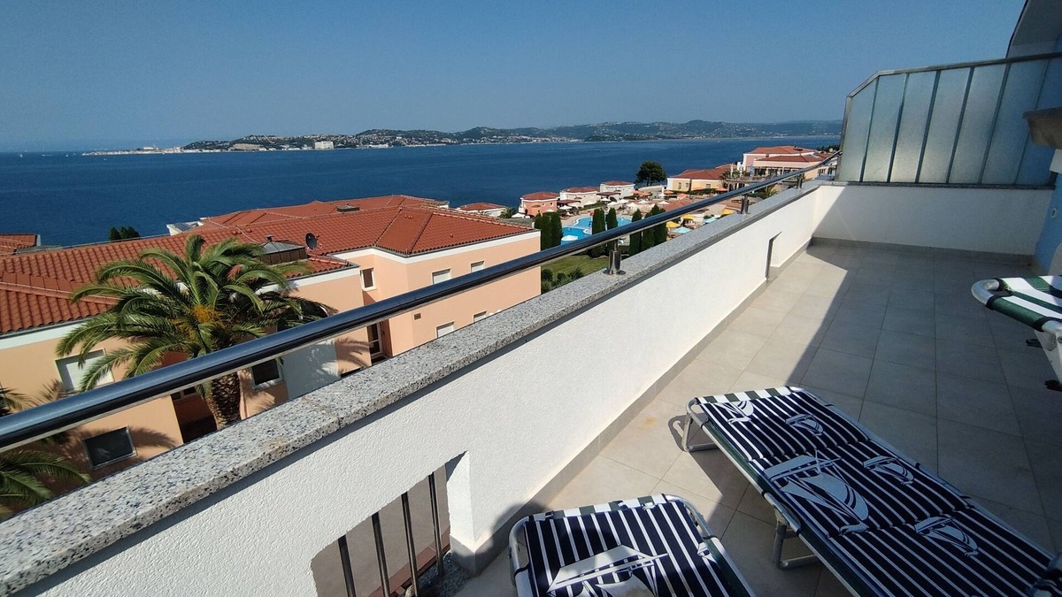 Crveni Vrh Resort | Resort Skiper Monte Rosso Family Apartment with direct Seaview