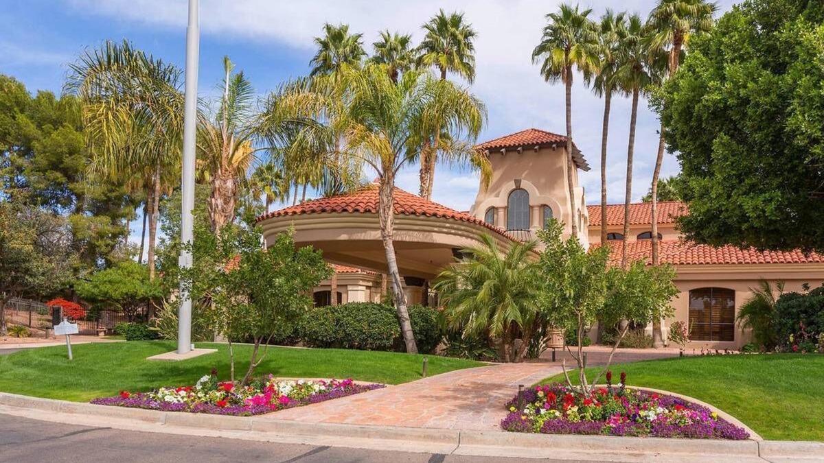Val Vista Lakes Condo | Resort Style Condo for Rent in Beautiful Beach Club Village. Long and short rent