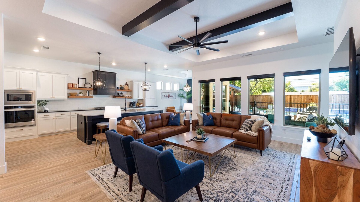 Arlington House | Resort Style Home Prime Walking Location to Stadiums