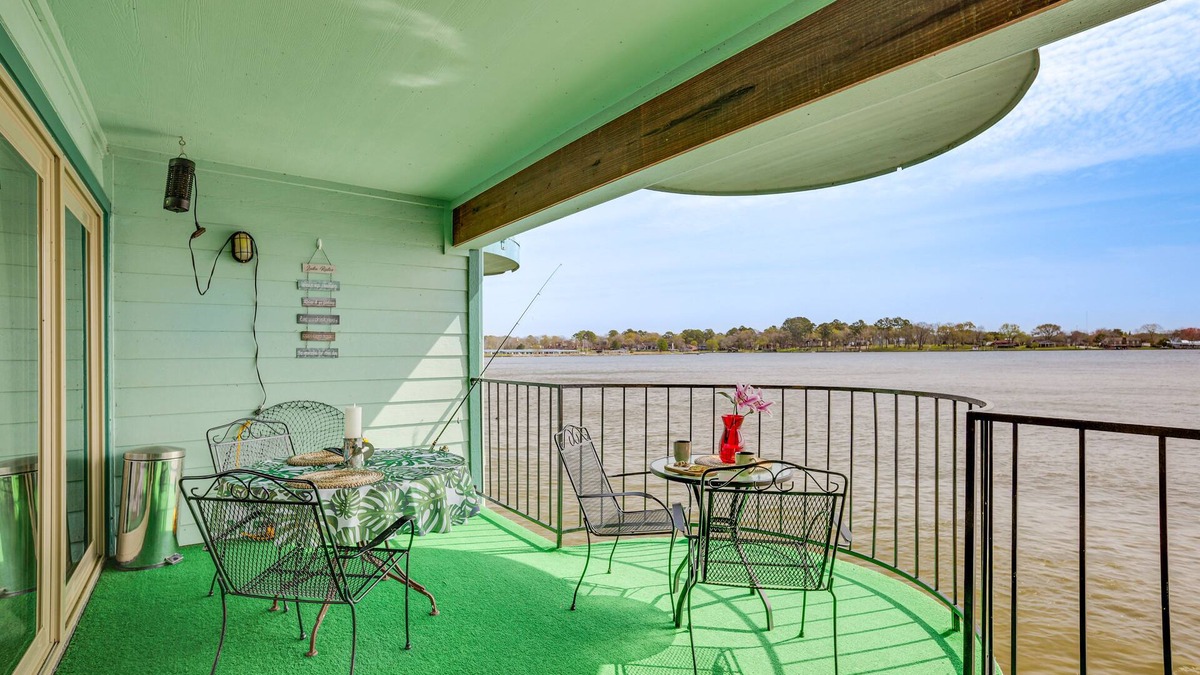Seven Coves Condo | Resort-Style Lake Conroe Retreat w/Balcony & View