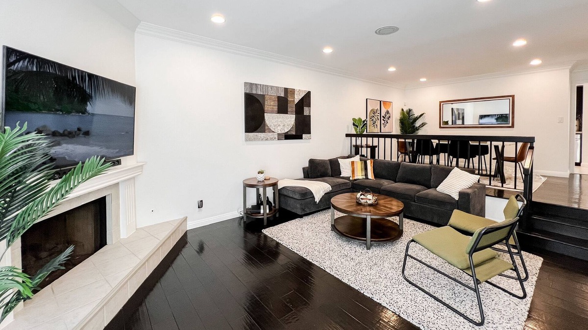 Woodland Hills House | Resort style living in spacious modern townhome in Woodland Hills
