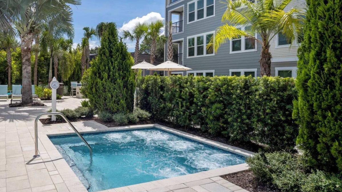 Temple Terrace Apartment | Resort Style -POOL View-HOTUB- Moffitt-Pet-Gated-Gym-Wifi-USF-Elevator-Long Stay