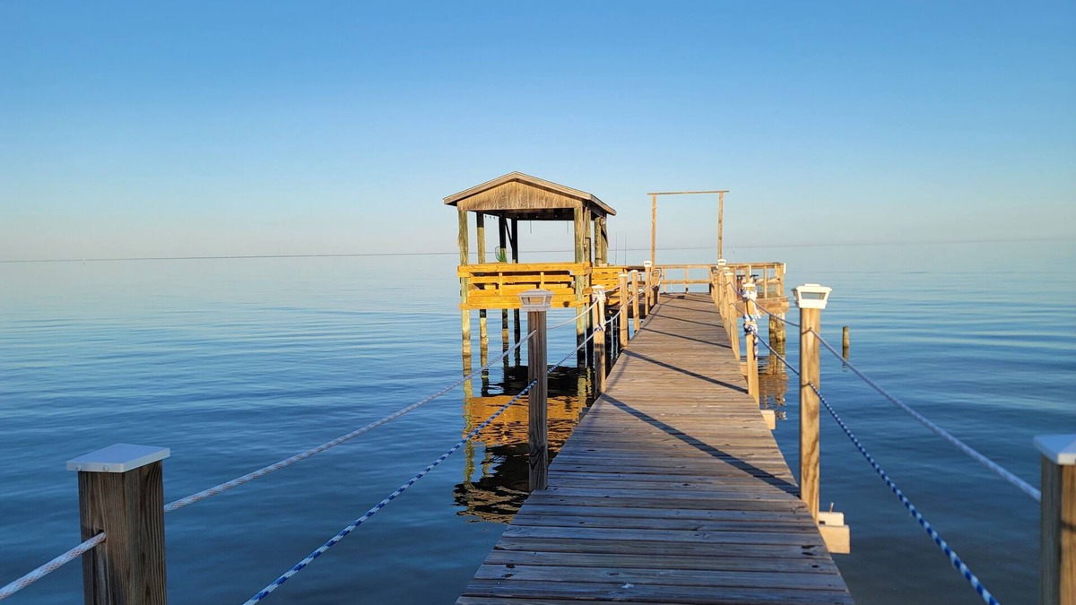 Theodore House | Resort, Waterfront Private Pier, Kayaks, Wi-Fi, Dedicated workspace.