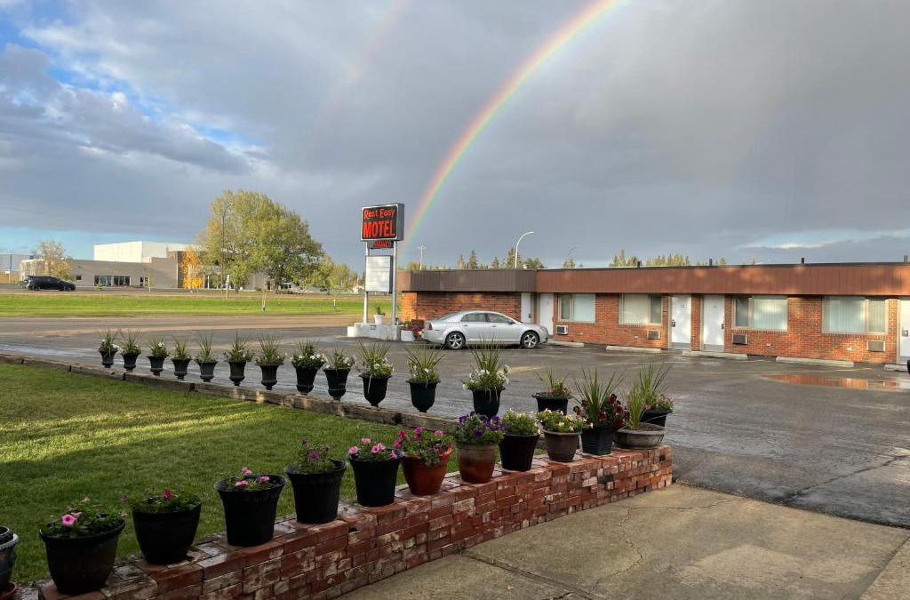 Three Hills Hotel | Rest Easy Motel