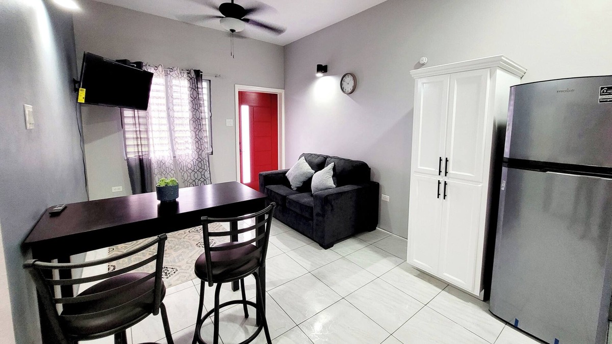 Ottleyʼs Apartment | Rest Easy Suite #2 with Mountain and Sea Views