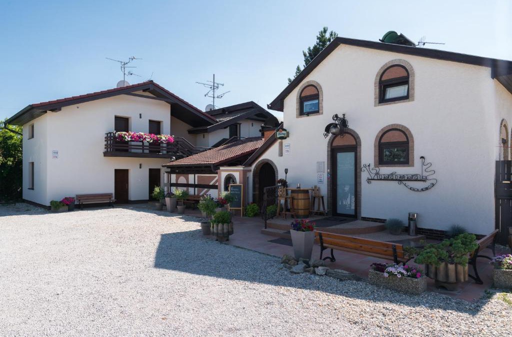 Breclav House | RESTAURACE A PENZION U DOUBKŮ