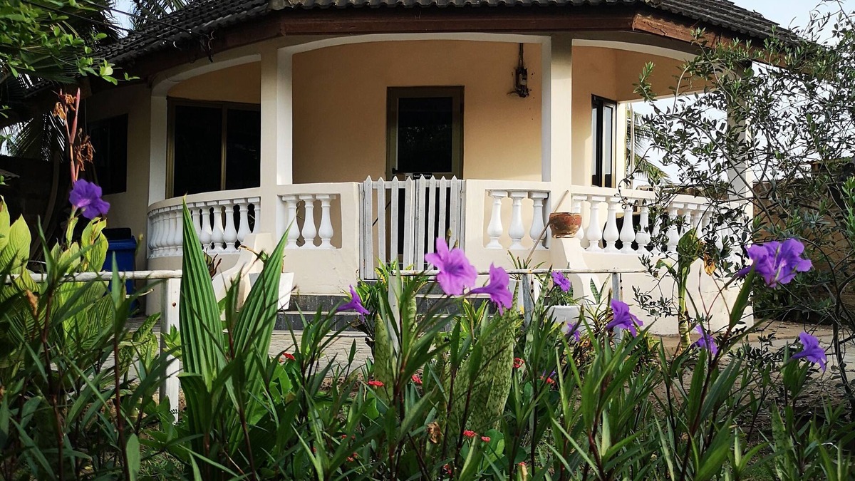 Teshie House | RestAwhile A charming Roundhouse with own garden near the beach