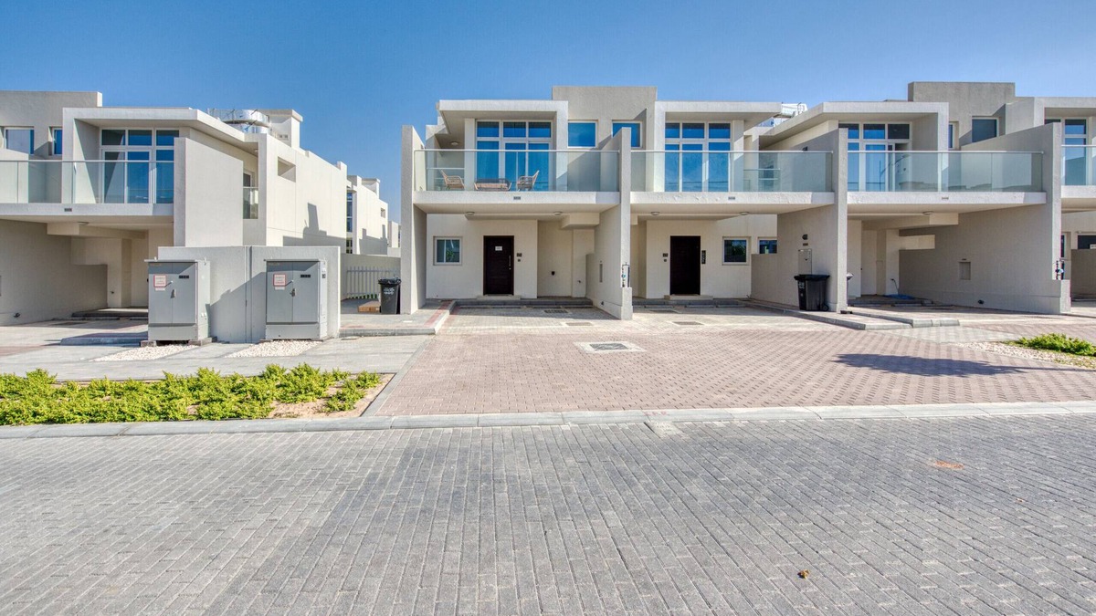 Dubai Ski Chalet | Restful 3BR Townhouse at DAMAC Hills 2 Mimosa by Deluxe Holiday Homes
