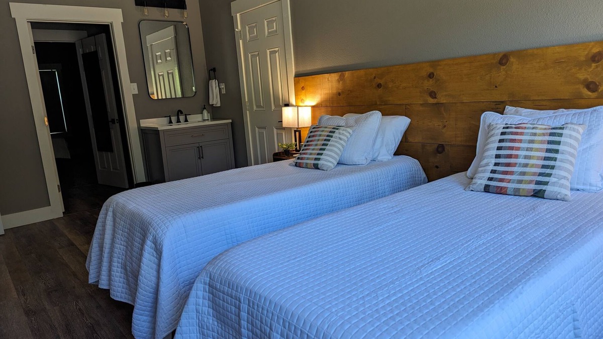 La Grange Cottage | Restful cottage close to antique shopping and mountain biking