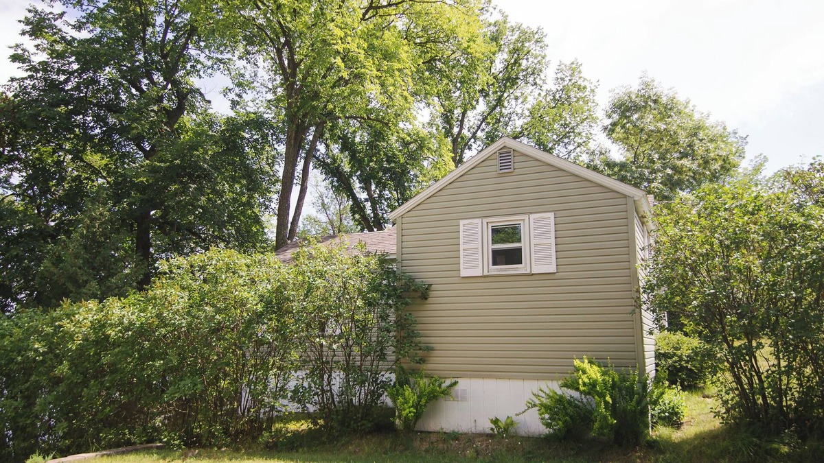 Richmond Cabin | Restful Retreat, deluxe 2BR lakefront cabin with private fire pit