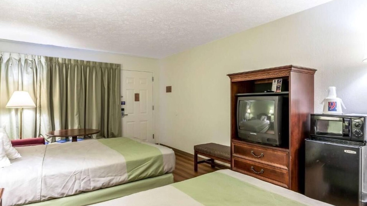 Edgewood Hotel | Restful Room w/Pet-Friendly Options, Free Breakfast & On-Site Dining