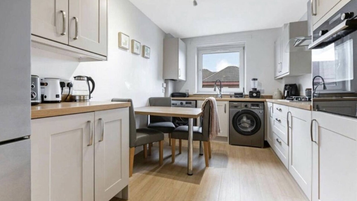 Bellshill Apartment | RestfullHaven:your own room in an apartment having double/shared bathroom/kitchn