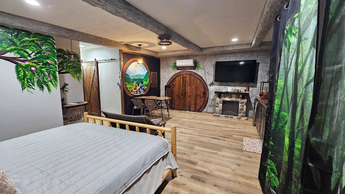 Willisburg Cottage | Restin' Holes Ky Bourbon Trail A-Sauna-HotTub-Gym-Playground-Waterfall-Themed