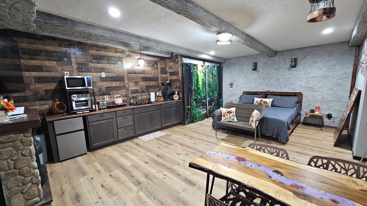 Willisburg Cottage | Restin' Holes Ky Bourbon Trail B -Sauna-HotTub-Gym-Playground-Waterfall-Themed