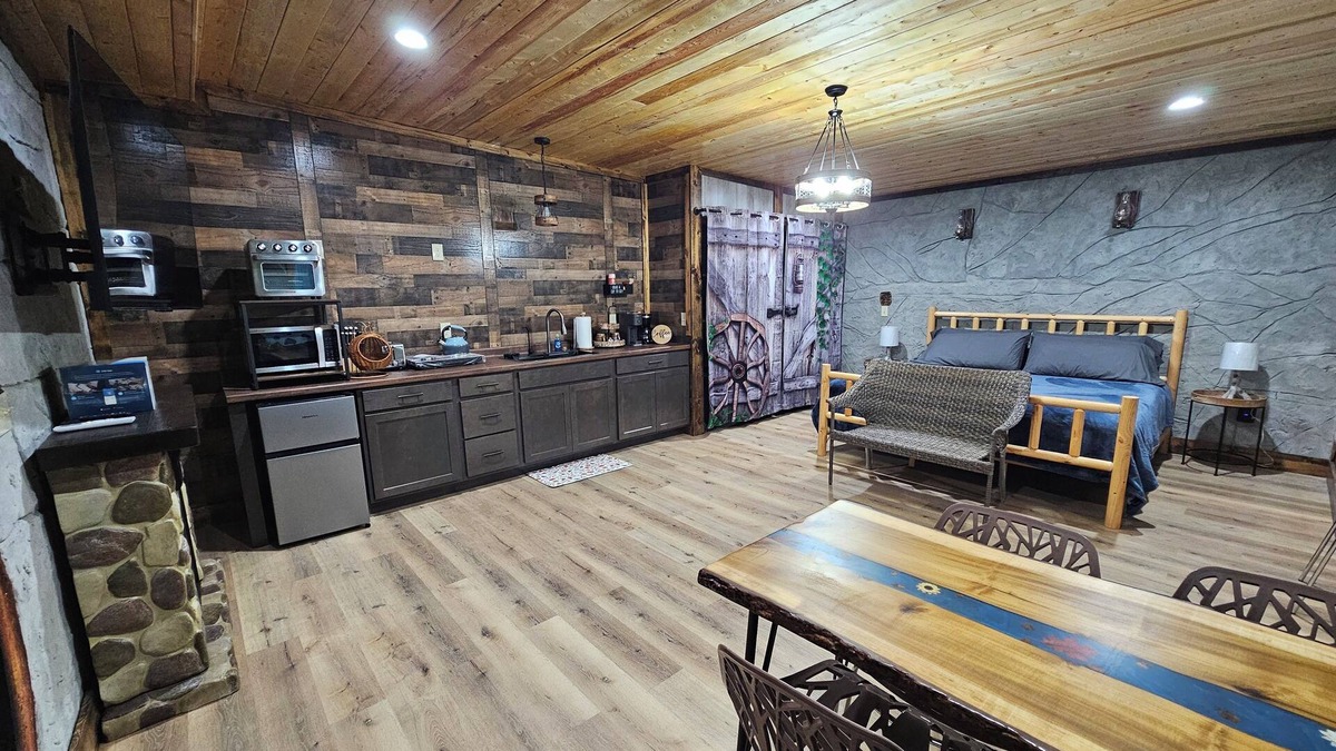 Willisburg Cottage | Restin' Holes Ky Bourbon Trail C -Sauna-HotTub-Gym-Playground-Waterfall-Themed