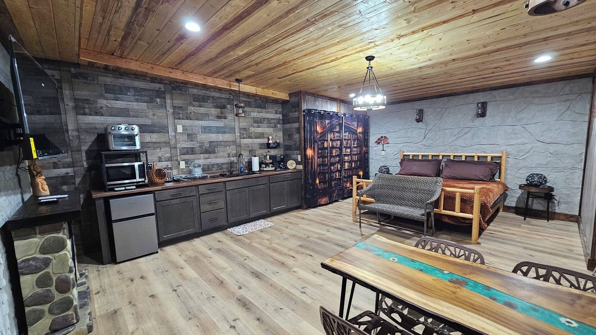 Willisburg Cottage | Restin' Holes Ky Bourbon Trail D -Sauna-HotTub-Gym-Playground-Waterfall-Themed