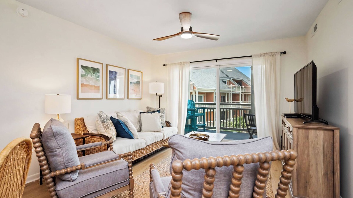 Caswell Beach Condo | Resting Beach Face: Ocean View Condo with Community Pool Near Golf Course