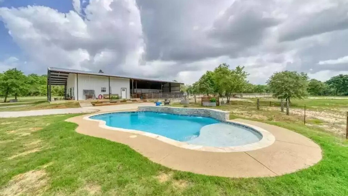 Franklin House | Restore 38 Ranch: Hidden gem w/3br, pool, porch