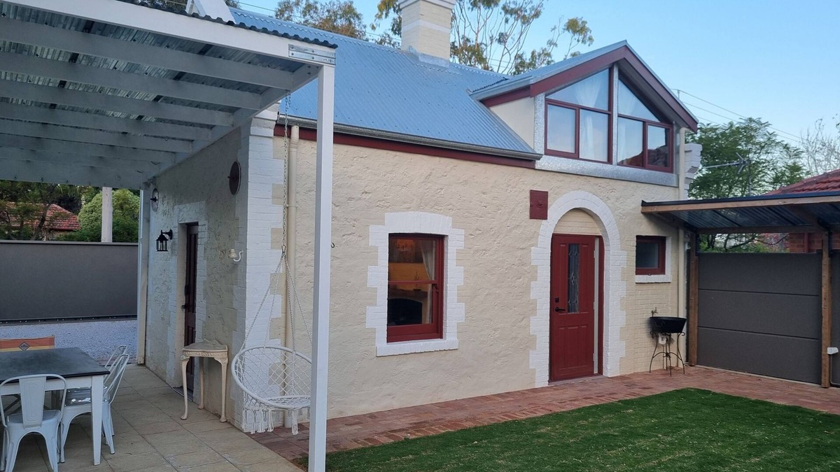 North Brighton Cottage | Restored 1860 Cottage 500 meters from the beach with transport at doorstep