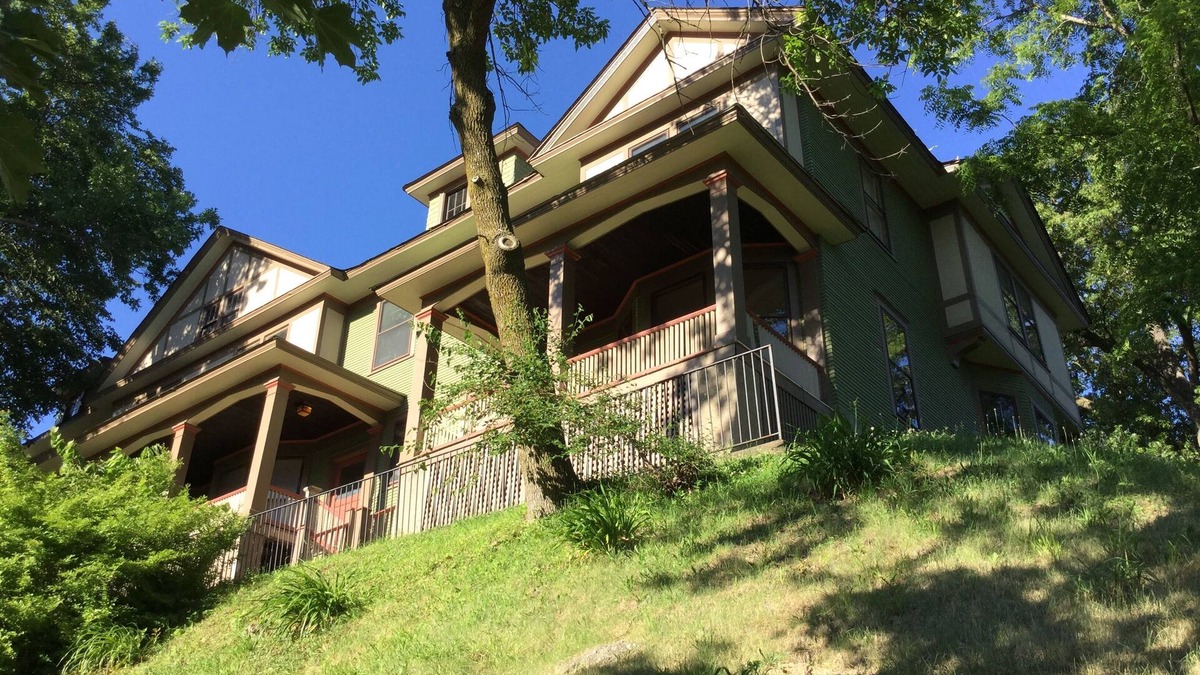 Downtown House | Restored 1906 3-Bedroom Townhouse Overlooking the Mississippi River unit #1.