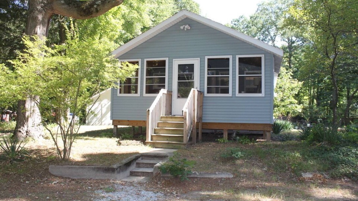 Kendall House | Restored 1920's peaceful, lakeside cottage