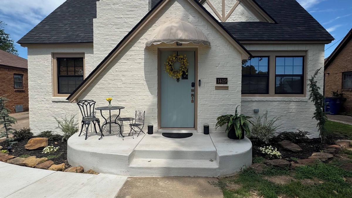 Cherry Street House | Restored Charming Cottage, sleeps 6, Hot tub.