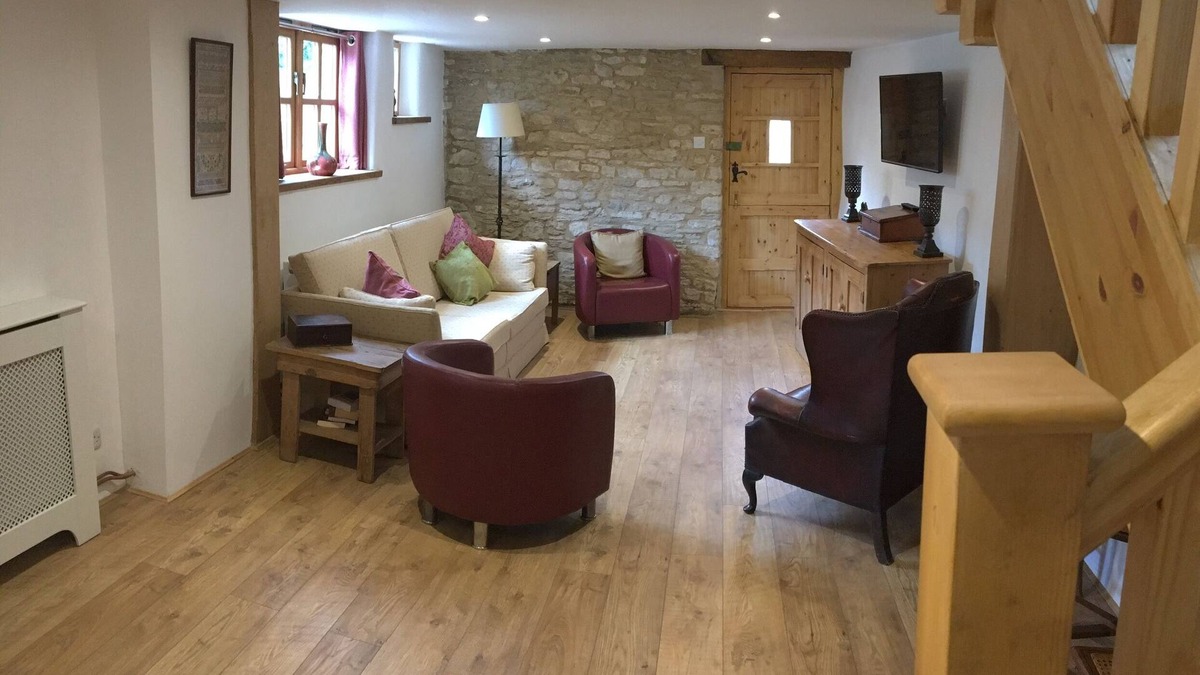 Burford House | Restored Cotswold barn - The Barn - in the centre of Burford