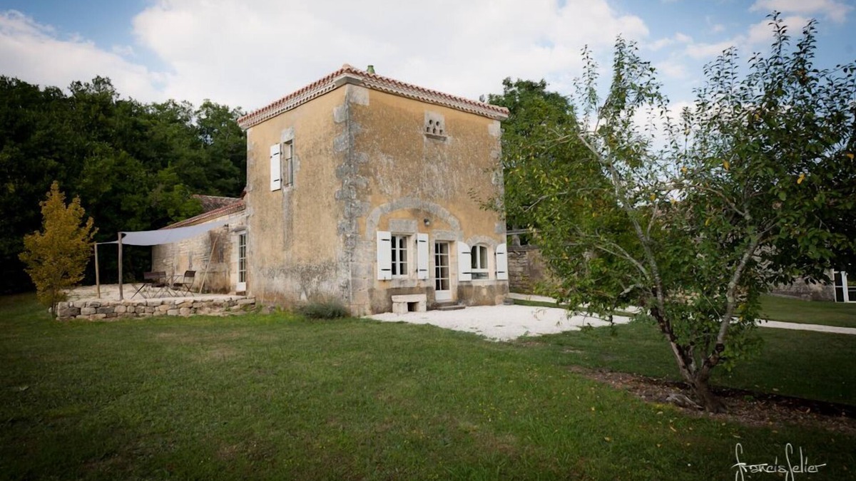 Mouthiers-sur-Boeme Cottage | Restored dovecote -15% discount until end of August