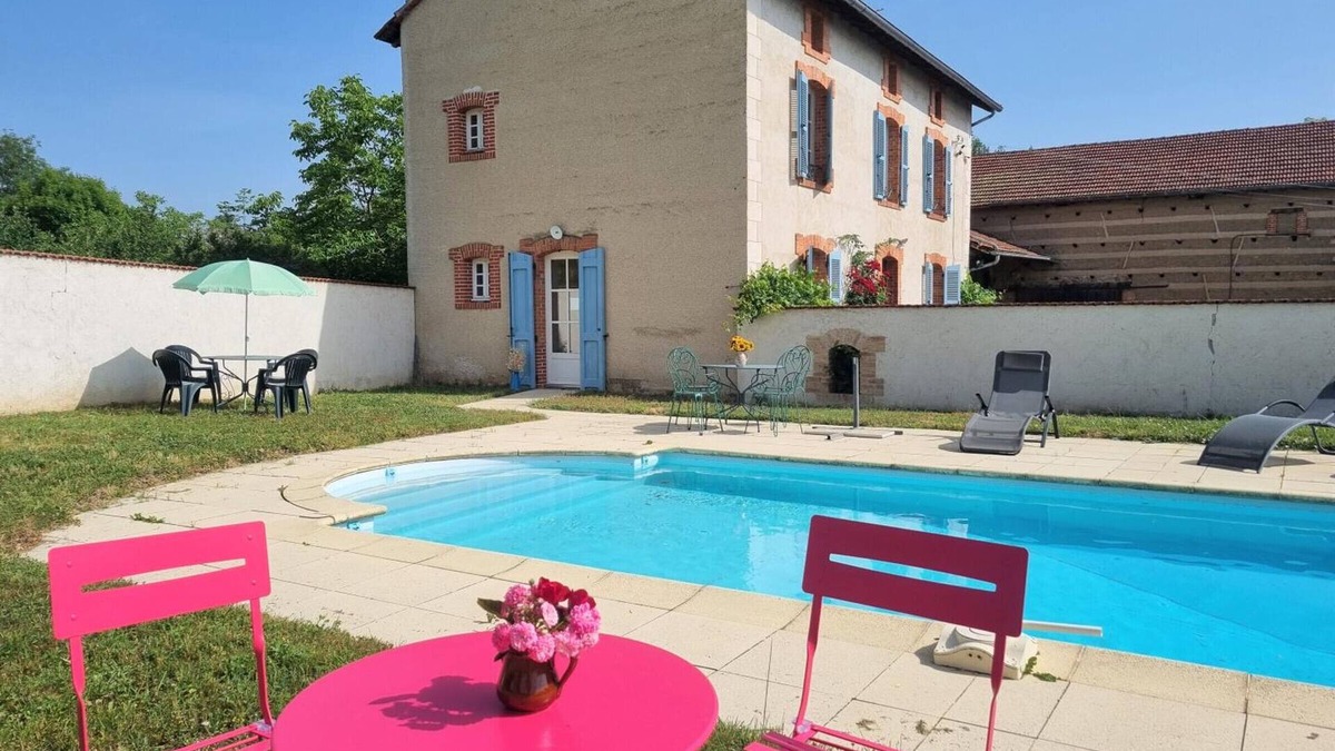 Saint-Sixte Cottage | Restored farmhouse with private pool and fireplace